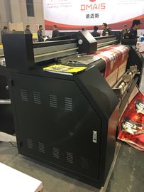 Tomada acima da alimentação automática da máquina de impressão da bandeira da bandeira