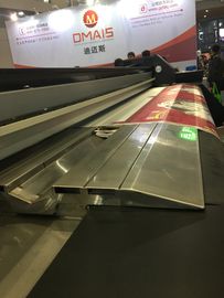 Tomada acima da alimentação automática da máquina de impressão da bandeira da bandeira