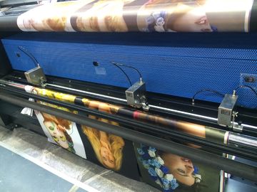 A auto alimentação e rola acima diretamente a máquina de impressão da tela do plotador da tela do poliéster