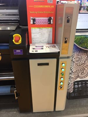 Estale acima a máquina de impressão da bandeira de matéria têxtil de Digitas com tinta da sublimação da tintura