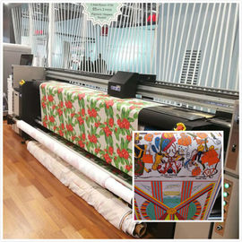 A bandeira estala acima a máquina das impressoras da tela de Digitas da máquina de impressão da bandeira para a exposição